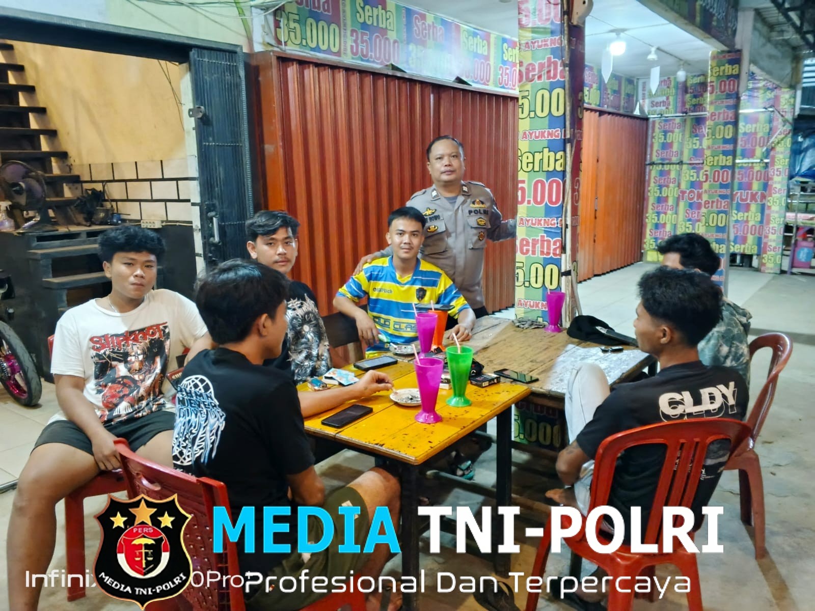 Patroli Malam Polisi Sapa Warga, Berikan Himbauan Kamtibmas dan Bahaya Narkoba
