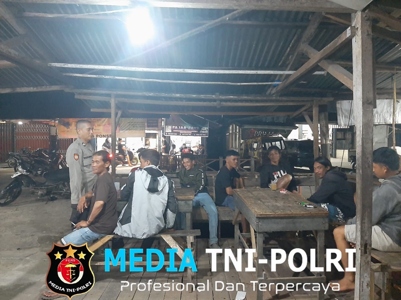 Inilah yang Dilakukan Polisi Saat Patroli Malam Berkumpul dan Berdialog Bersama Warga