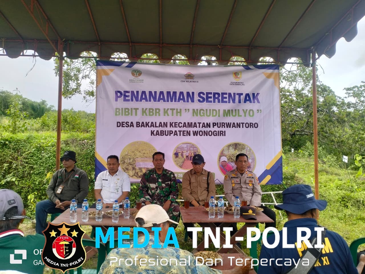Anggota Koramil 0728-19/Purwantoro Ikut Melestarikan Alam Dengan Tanam Ribuan Batang Pohon Penghijauan