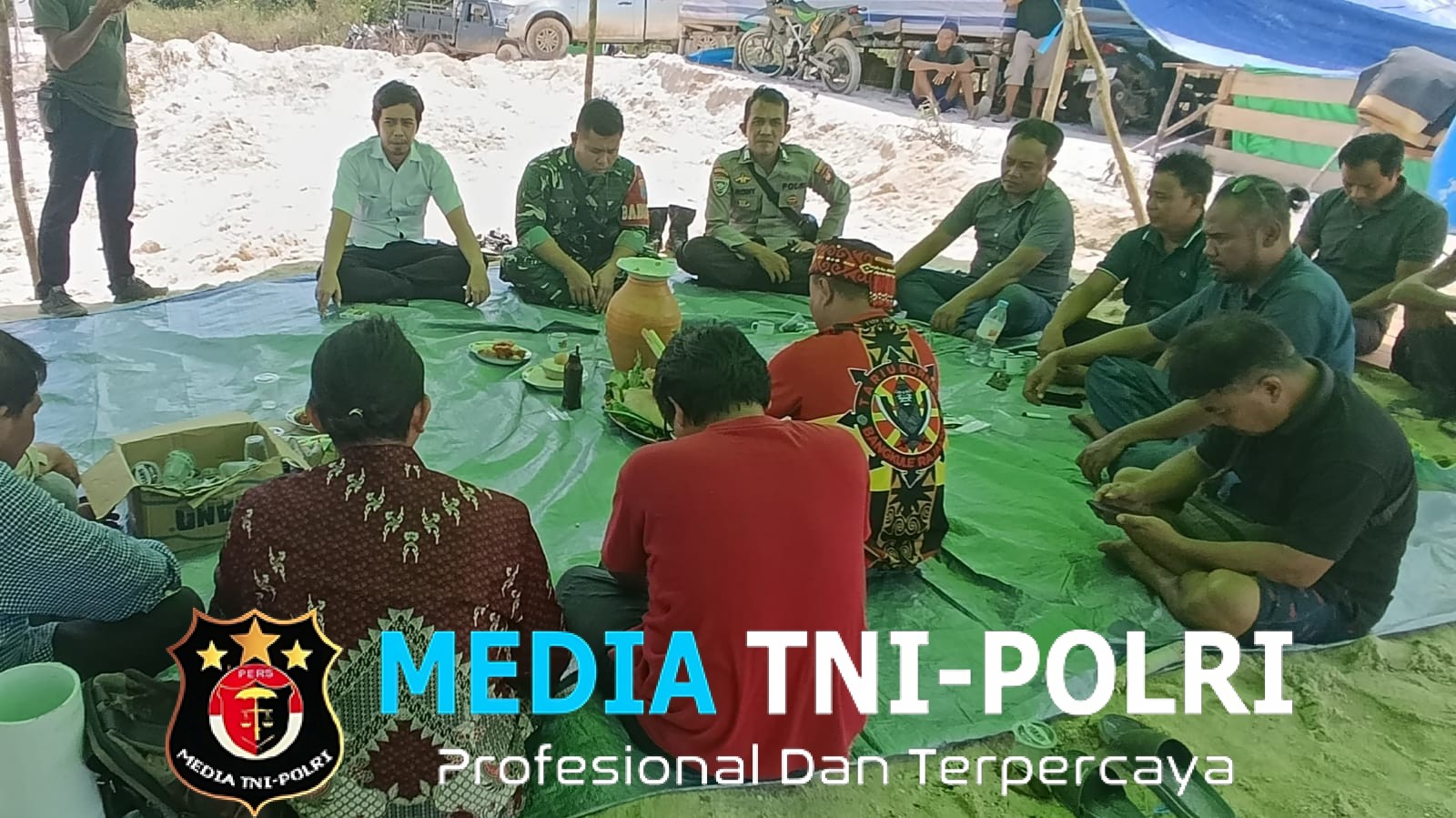 Bhabinkamtibmas Polsek Menjalin Hadiri Kegiatan Ritual Adat di Desa Binaannya