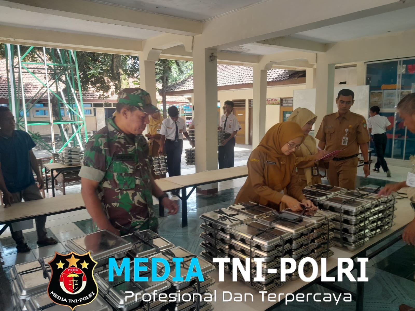 Babinsa Joyotakan Terjun Langsung, Pendistribusian Program Makanan Bergizi Gratis (MBG)