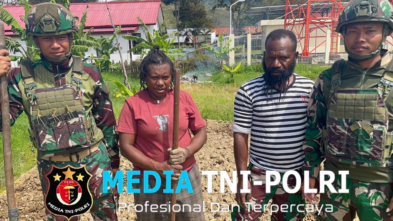 Berkebun Satgas Yonif 521/DY Bantu Warga Membuka Lahan di Distrik Bolakme