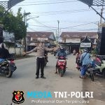 Petugas Polsek Ngabang Laksanakan Pengaturan Lalu Lintas Pagi di Persimpangan dan Depan Sekolah Dasar