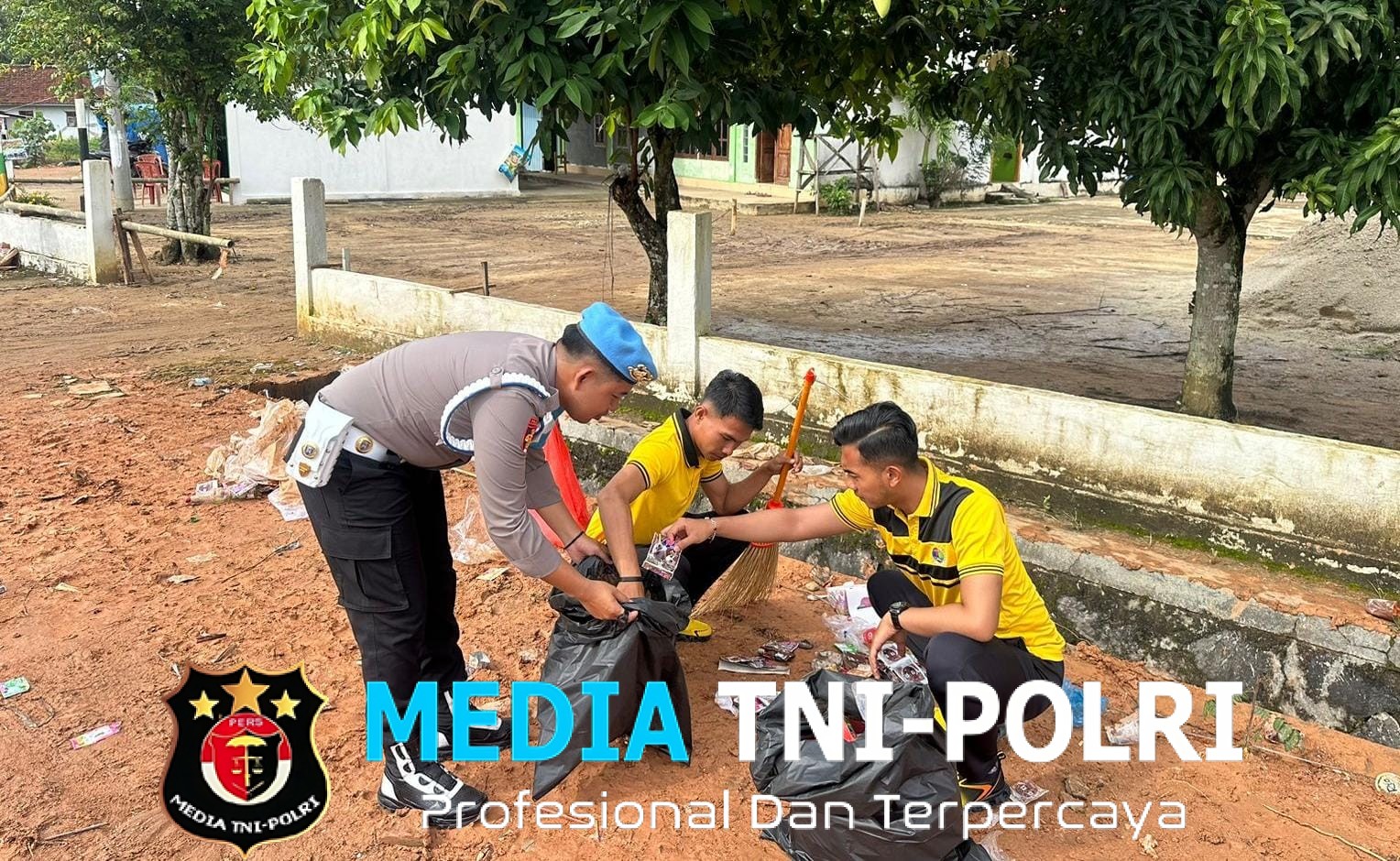 Jaga Kebersihan dan Silaturahmi, Polres Mesuji Gelar Aksi “Beli Humanis” di Lapangan Mekar Jaya