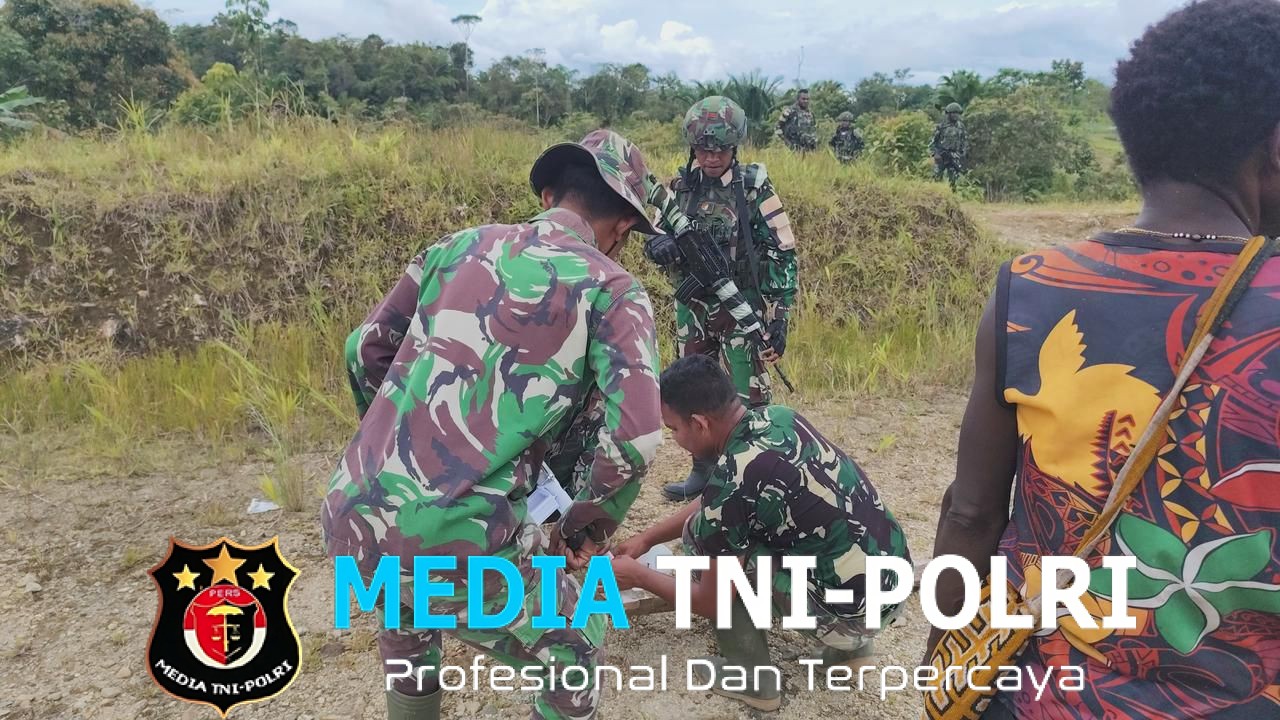 Satgas Yonif 751/VJS Pasang Lampu Jalan di Omor & Bitipding Malam Lebih Terang, Warga Lebih Aman