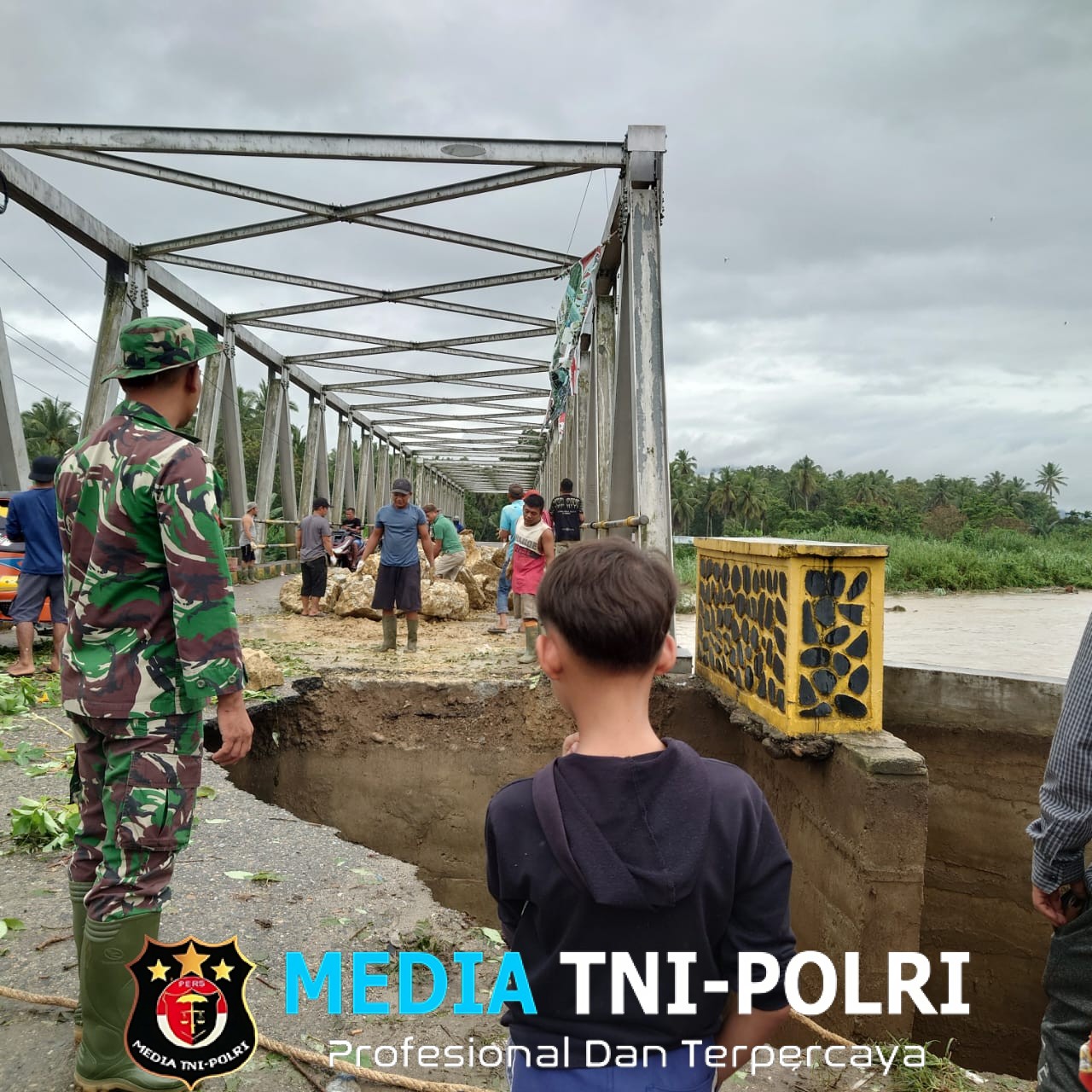 Dandim 0212/TS Kerahkan Personel Tangani dan Bantu Banjir, Longsor, dan Putusnya Jembatan di Madina