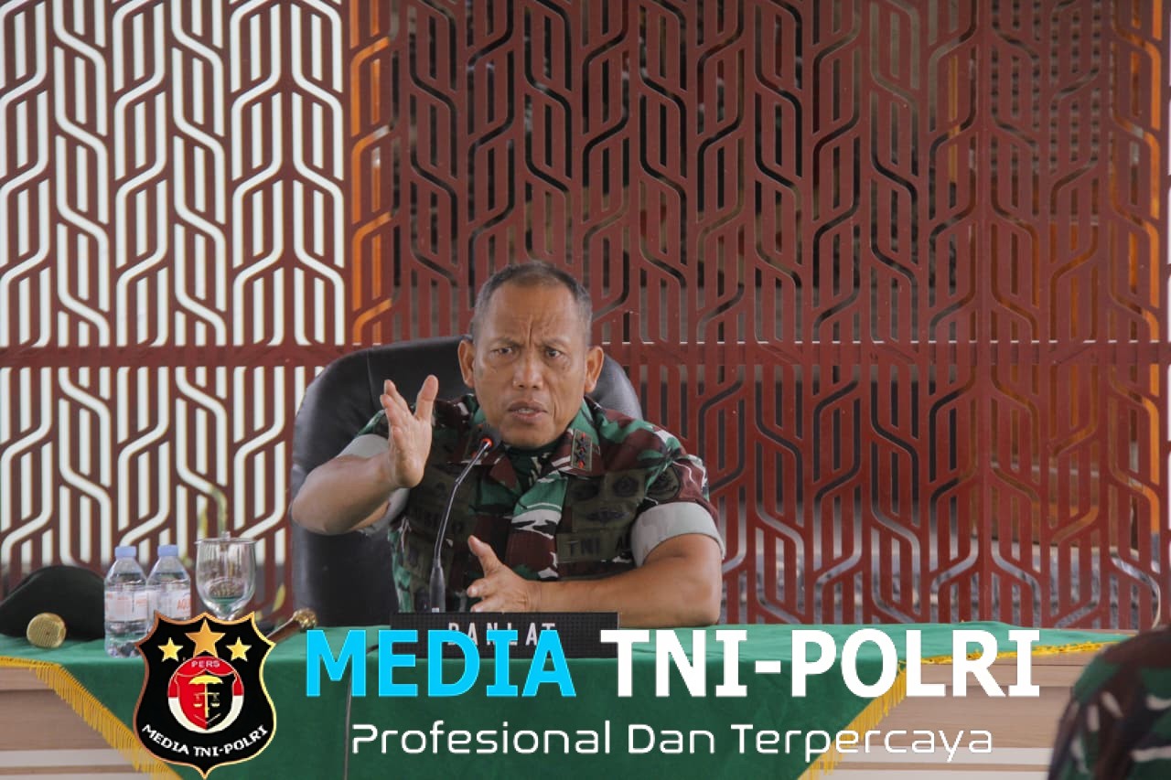 Panglima Ambil Jam Pimpinan untuk Pelatih Terjun Payung