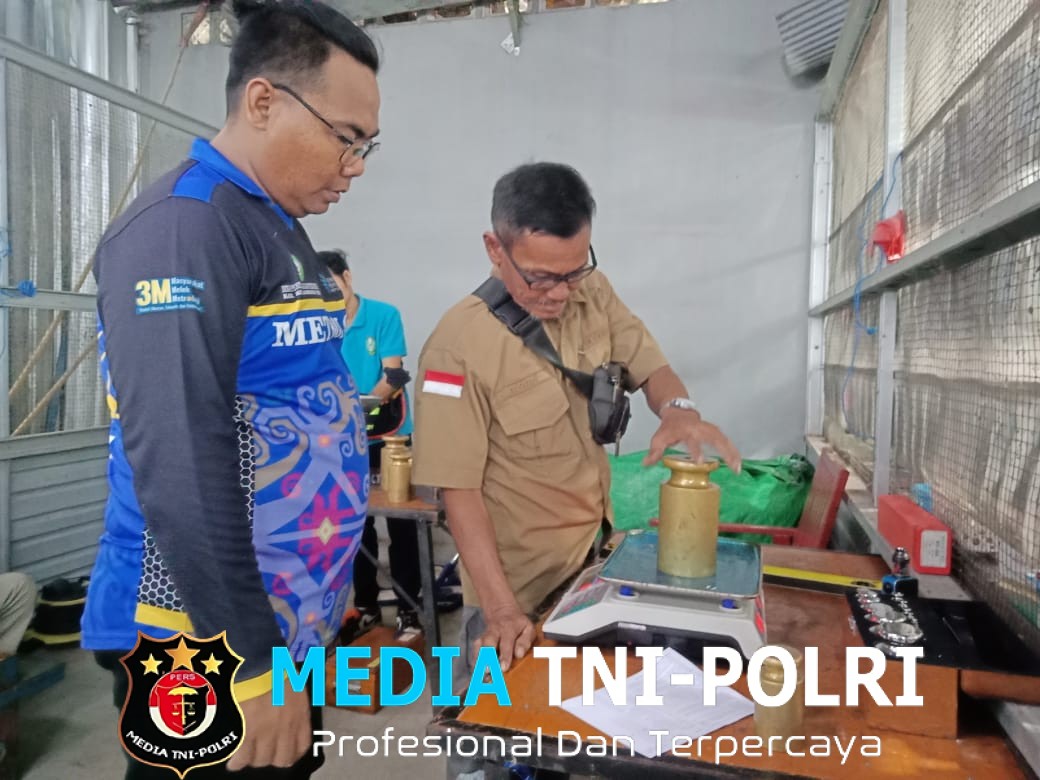 Dinas Koperasi, UKM, Perindustrian dan Perdagangan Kotim Gelar Tera Ulang UTTP di Pasar Al Kamal Sampit