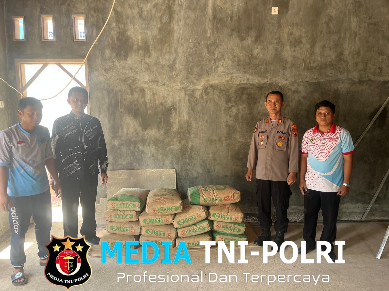 Jumat Berkah, Polsek Ngadirojo Salurkan Bantuan Bahan Bangunan untuk Musholla SDN 4 Gedong