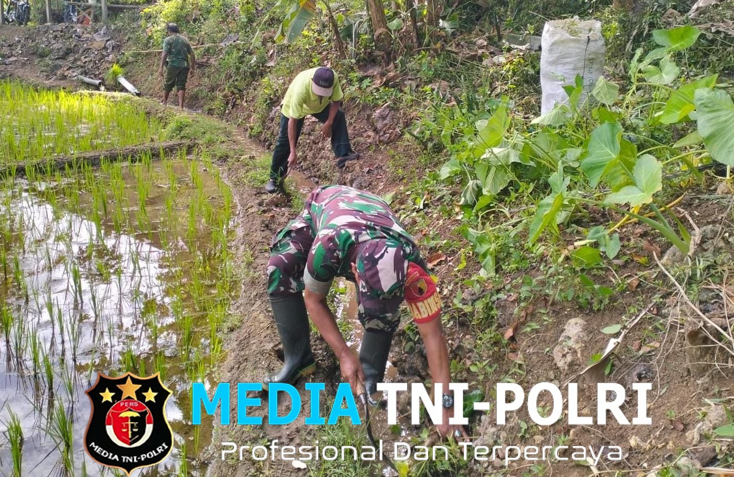 Jaga Kelancaran Pasokan Air, Babinsa Plandirejo Dan Warga Turun Tangan Bersihkan Irigasi