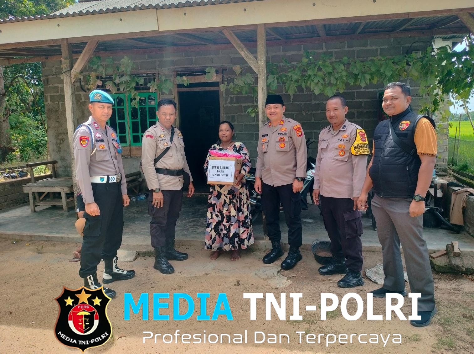 Bakti Sosial Polsek Seputih Banyak Polri Hadir Ringankan Beban Warga Kurang Mampu