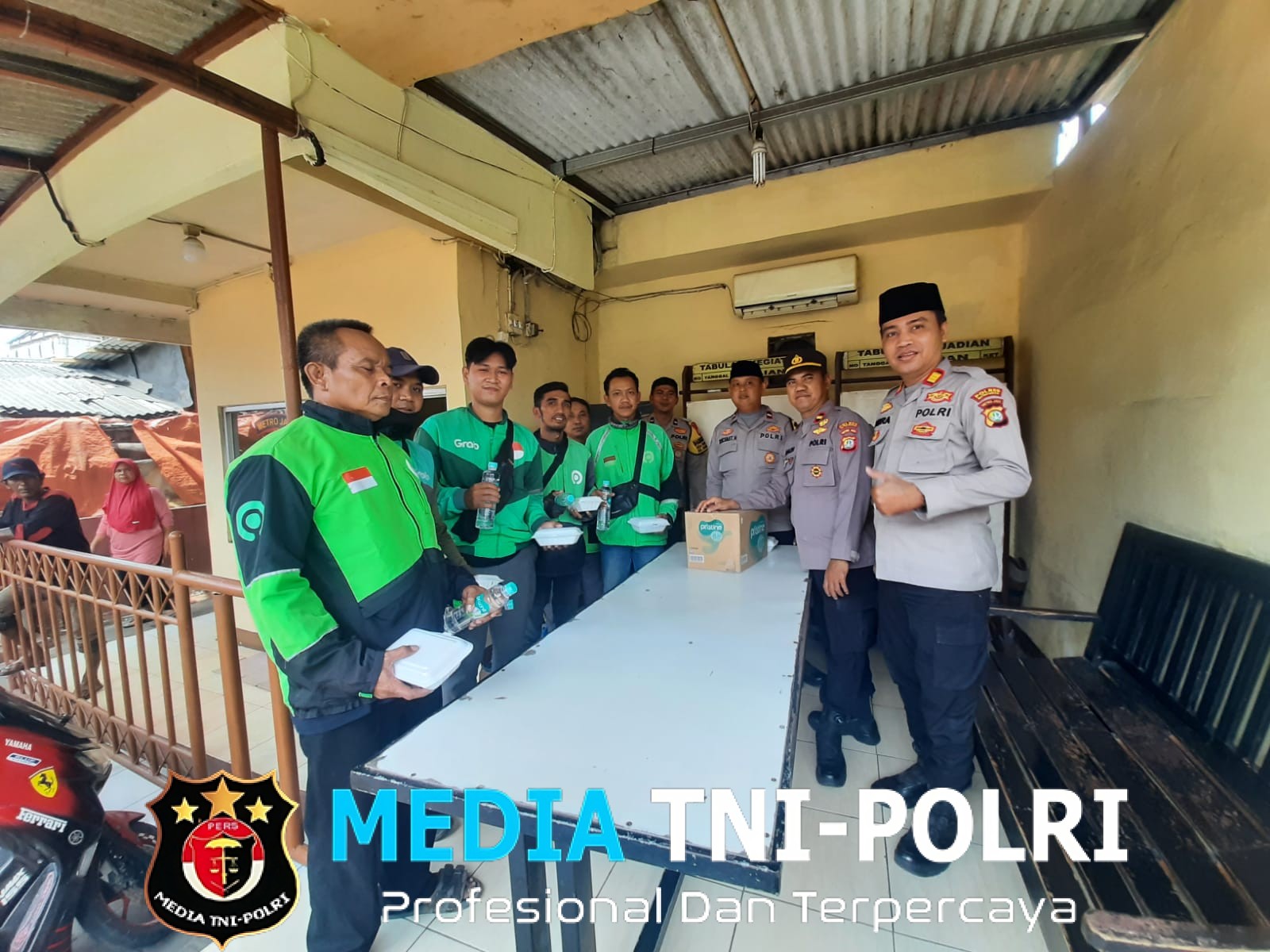 Polsek Cikarang Utara Gelar Baksos Jumat Peduli untuk Ojek Online dan Tukang Becak