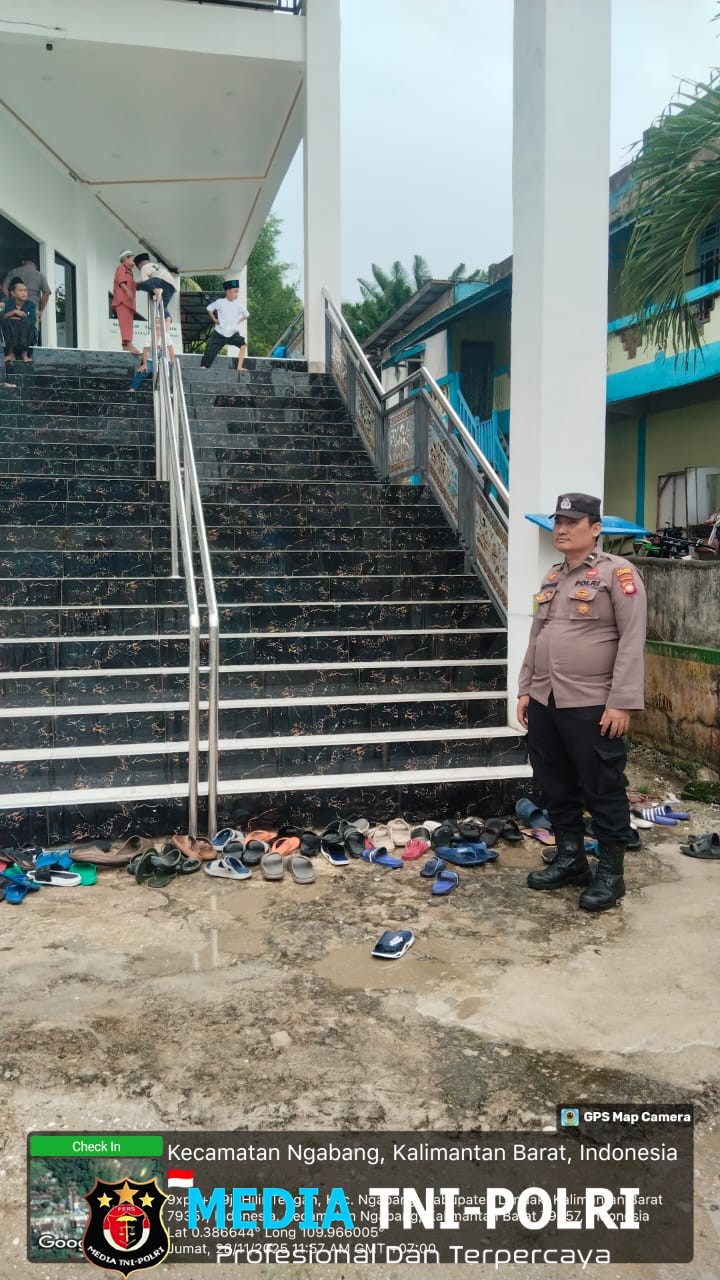Personel Kepolisian Laksanakan Pengamanan Shalat Jumat di Dua Masjid Meski Diguyur Hujan