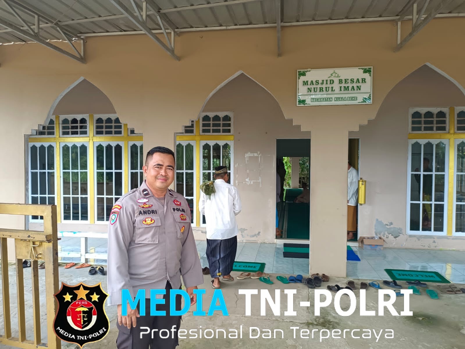 Polsek Kuala Behe Hadirkan Rasa Aman Saat Sholat Jumat di Masjid Nurul Iman