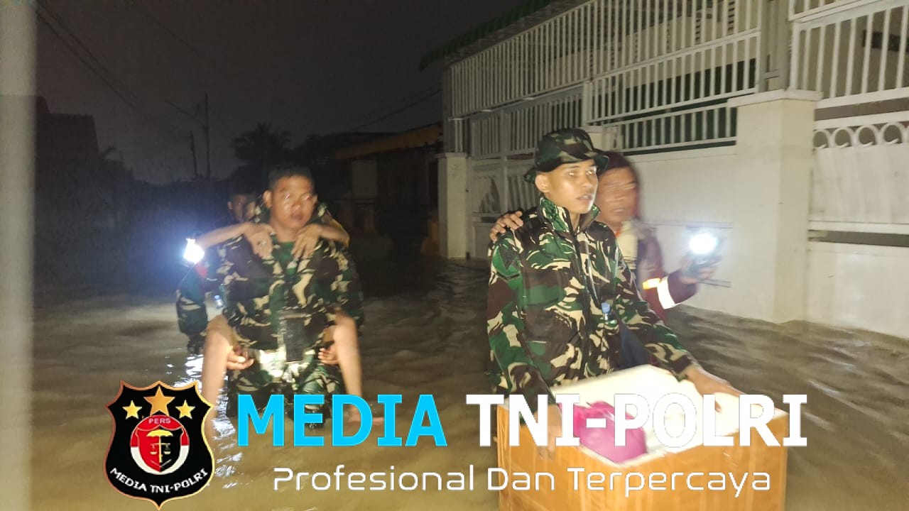 Yonkav 6/NK Kerahkan Pasukan Bantu Evakuasi Warga Terdampak Banjir di Tanjung Gusta
