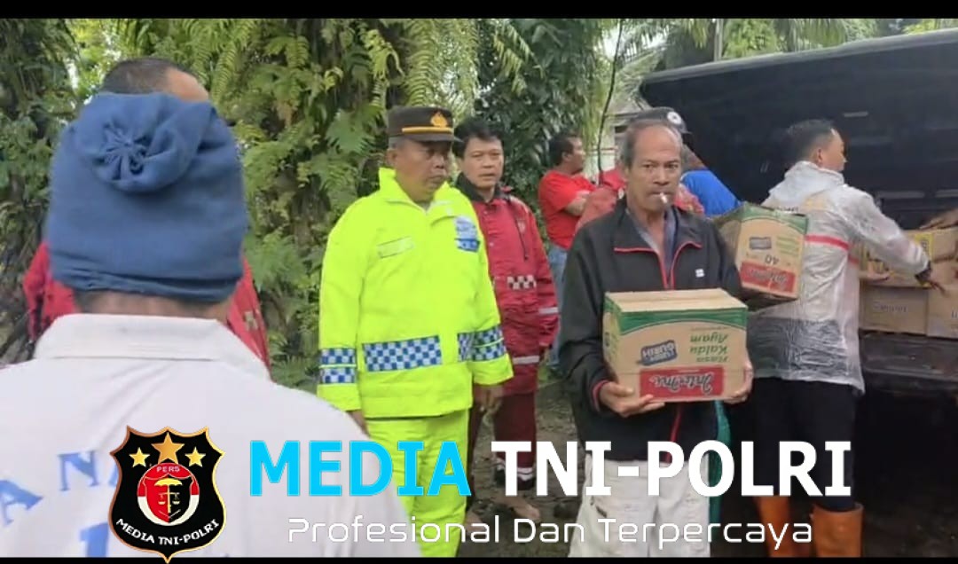 Banjir Rendam Langkat, Polres Salurkan Bantuan Sembako dan Nasi Bungkus ke Pengungsi