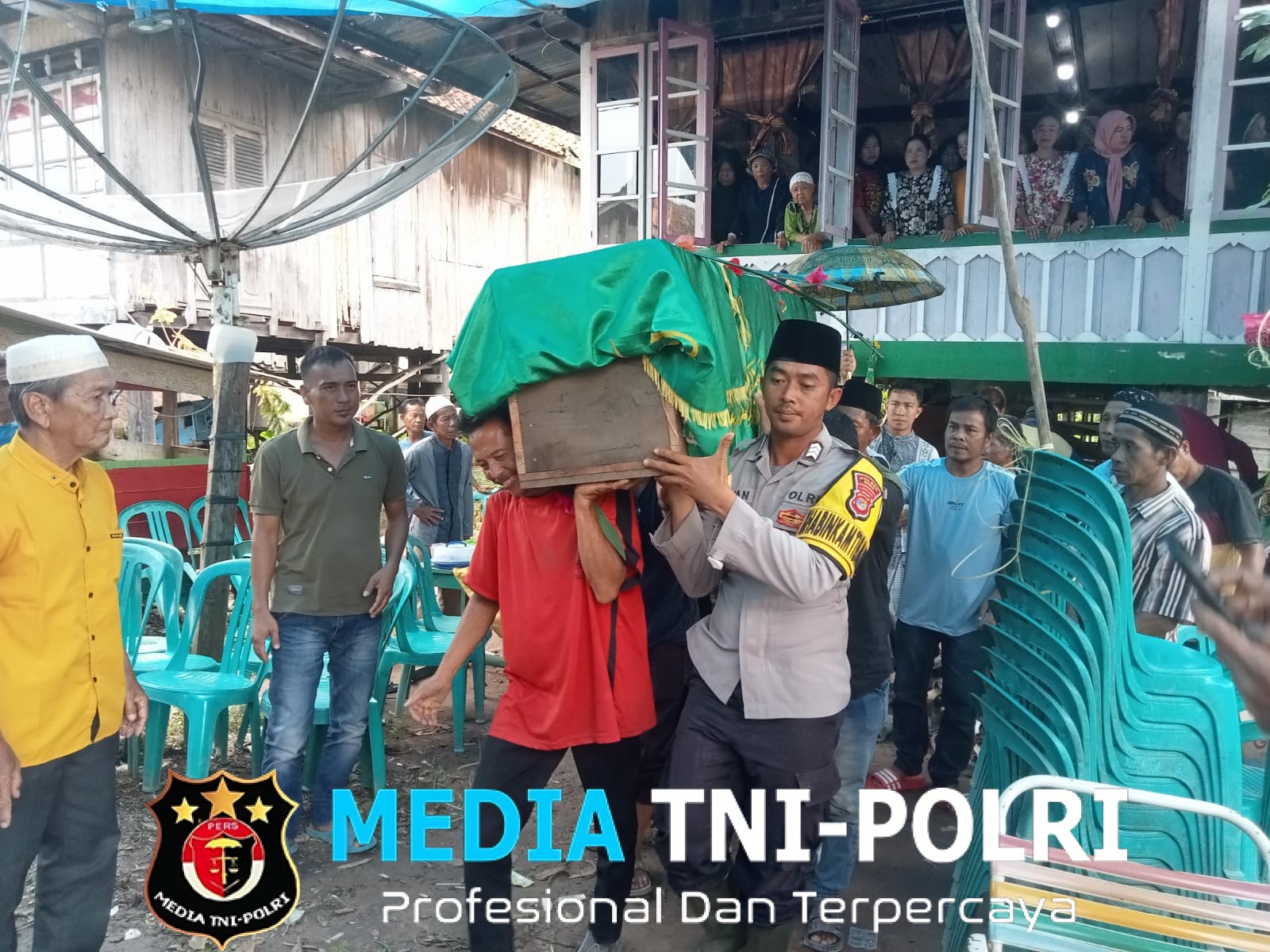 Wujud Nyata Kedekatan Polri, Bhabinkamtibmas Polres Mesuji Turut Ta’ziah dan Angkat Jenazah Warga Binaan