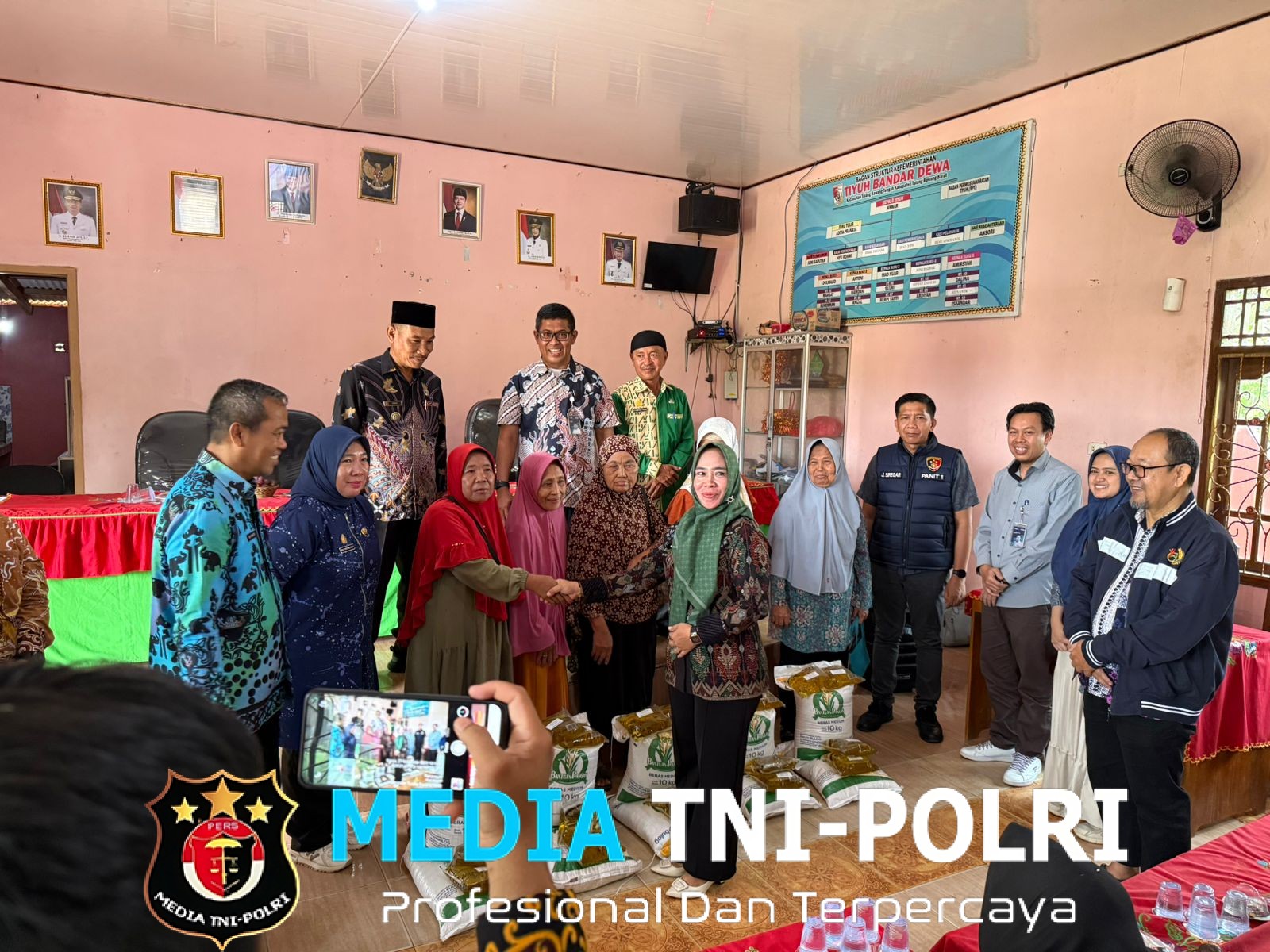 Polda Lampung Dampingi Bapanas dalam Penyaluran Bantuan Pangan di Dua Desa di Tubaba