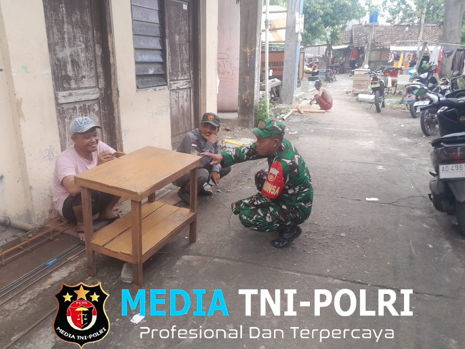 Implementasikan Bintahwil Dengan Pelaku UMKM, Babinsa Joyotakan Motivasi Pelaku Usaha Mebel