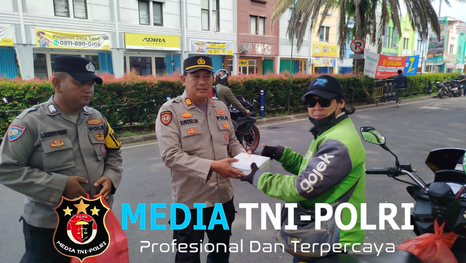 Polsek Tambun Selatan Gelar Jumat Berkah, Bagikan Nasi Box untuk Ojol dan Pedagang Kaki Lima