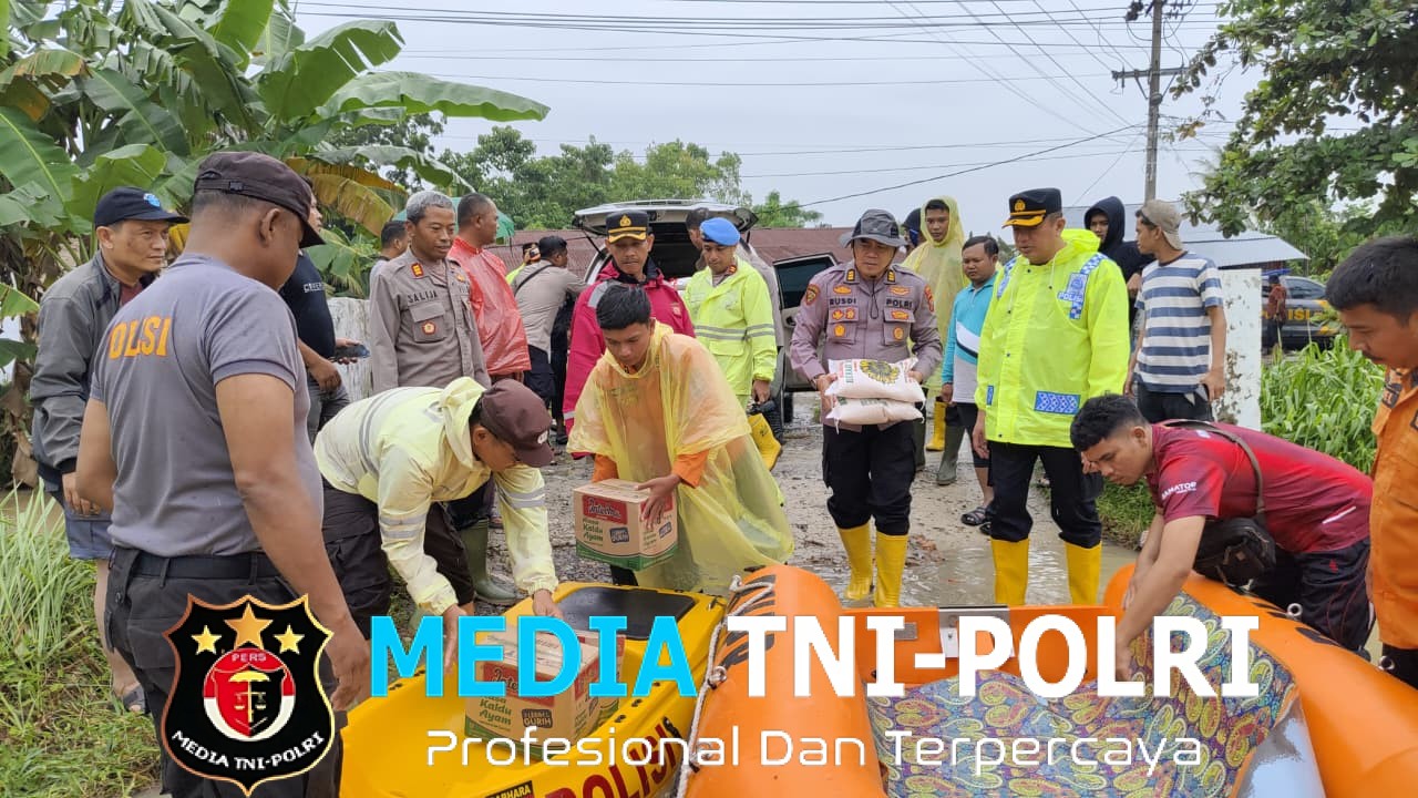 Kapolresta Deli Serdang Langsung Turun Memberikan Bantuan Sembako Kepada Warga Terdampak Banjir