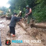 Babinsa Koramil 01/Pargarutan Kodim 0212/Tapanuli Selatan bersama Aparat lainnya Buka Akses Jalan, Pasokan BBM ke Padang Sidempuan Terdampak