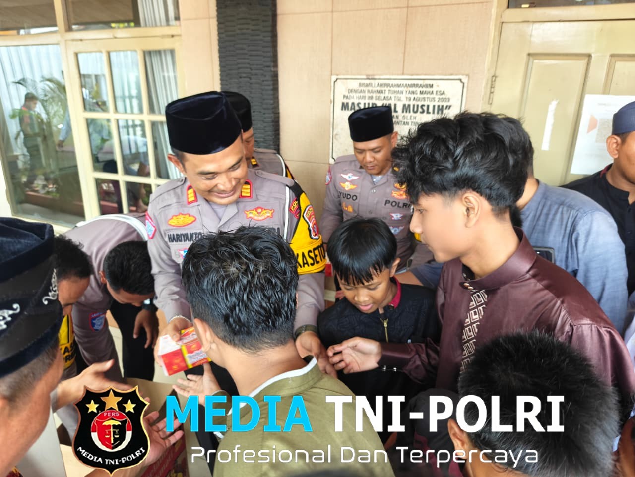 Satlantas Polres Kotim Berbagi Kepada Jamaah Sholat Jumat