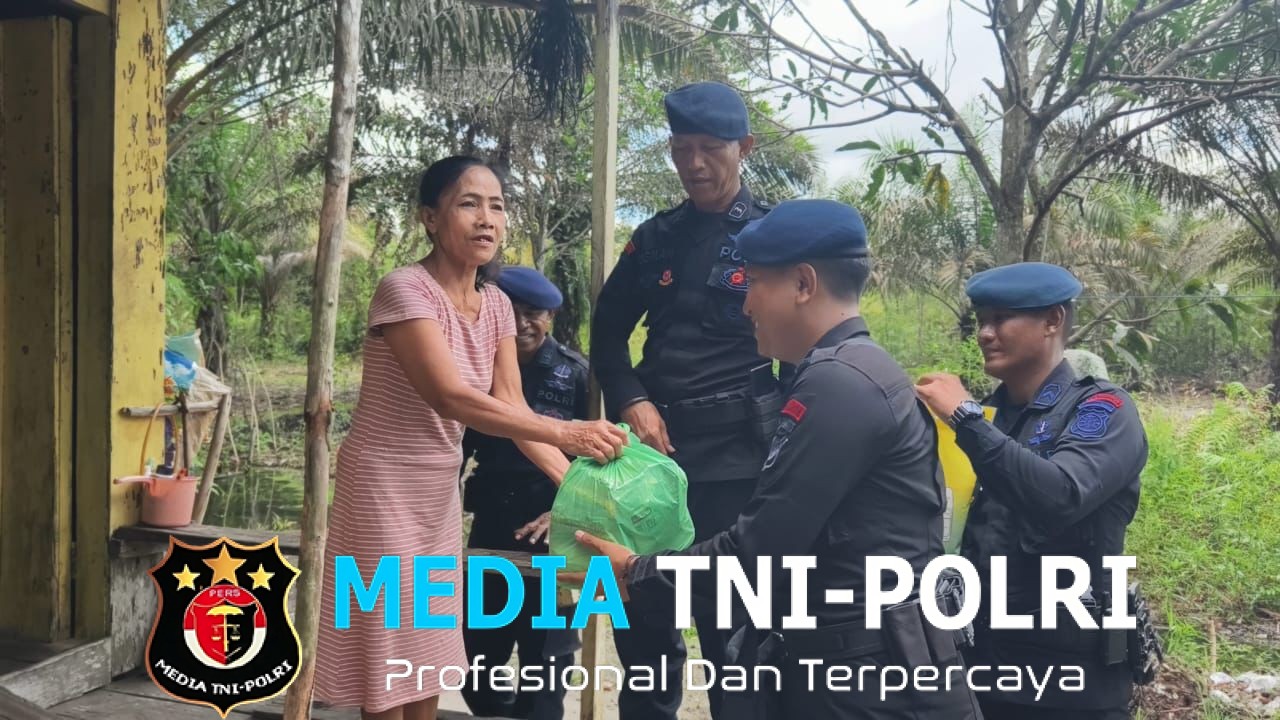 Brimob Kalteng Hadir untuk Masyarakat Batalyon B Pelopor Salurkan Bansos dari Gerakan “1000 Per Hari”