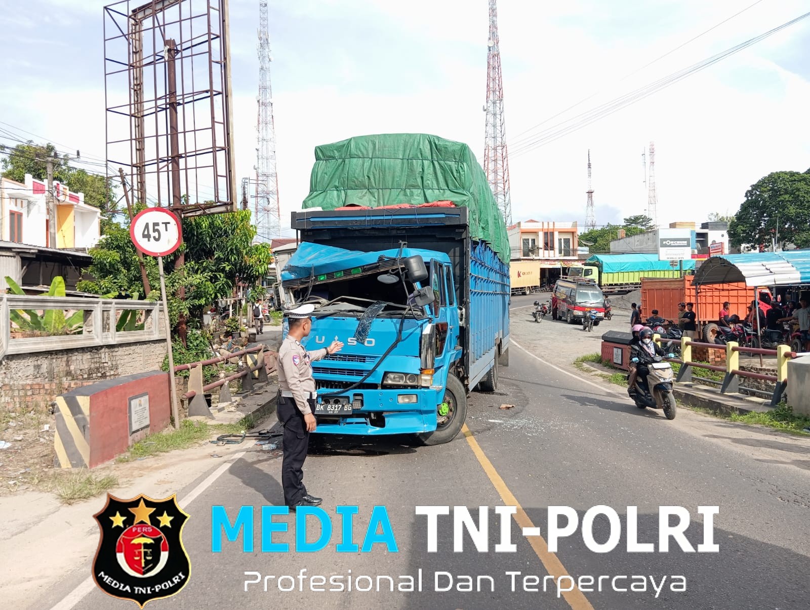 Polres Mesuji Evakuasi 3 Kendaraan Laka Lantas di Jalintim, Kasat Lantas Ingatkan Pengemudi Cek Kondisi Mesin