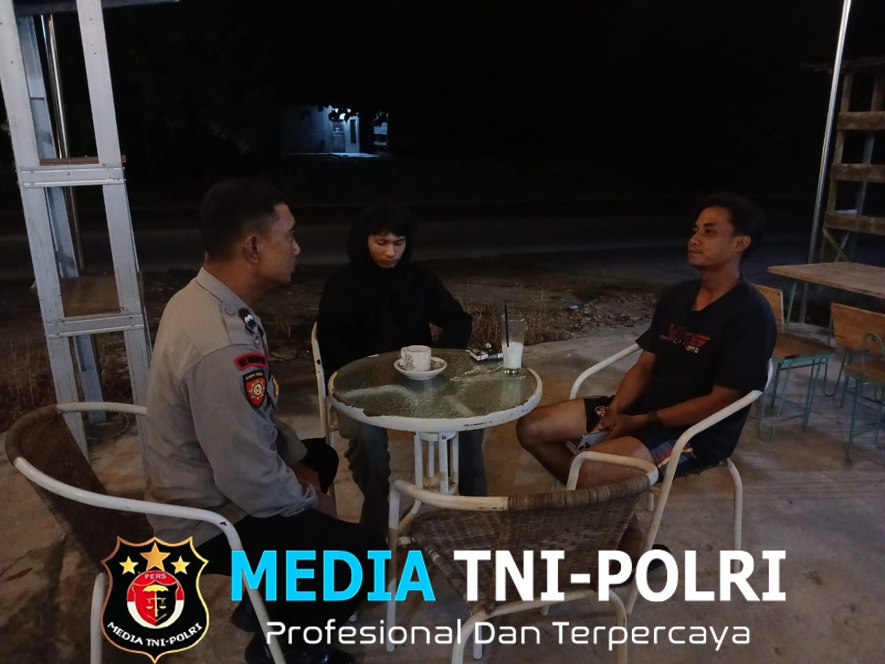 Dekatkan Diri dengan Masyarakat, Polsek Mandor Lakukan Patroli Humanis