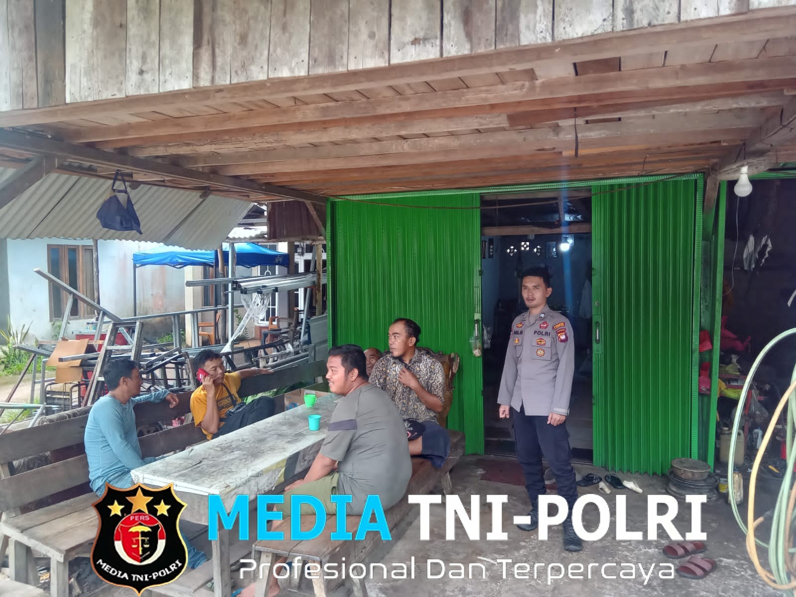 Siang di Mandor Lebih Aman Polisi Sambangi Warga hingga SPBU Beri Edukasi Kamtibmas
