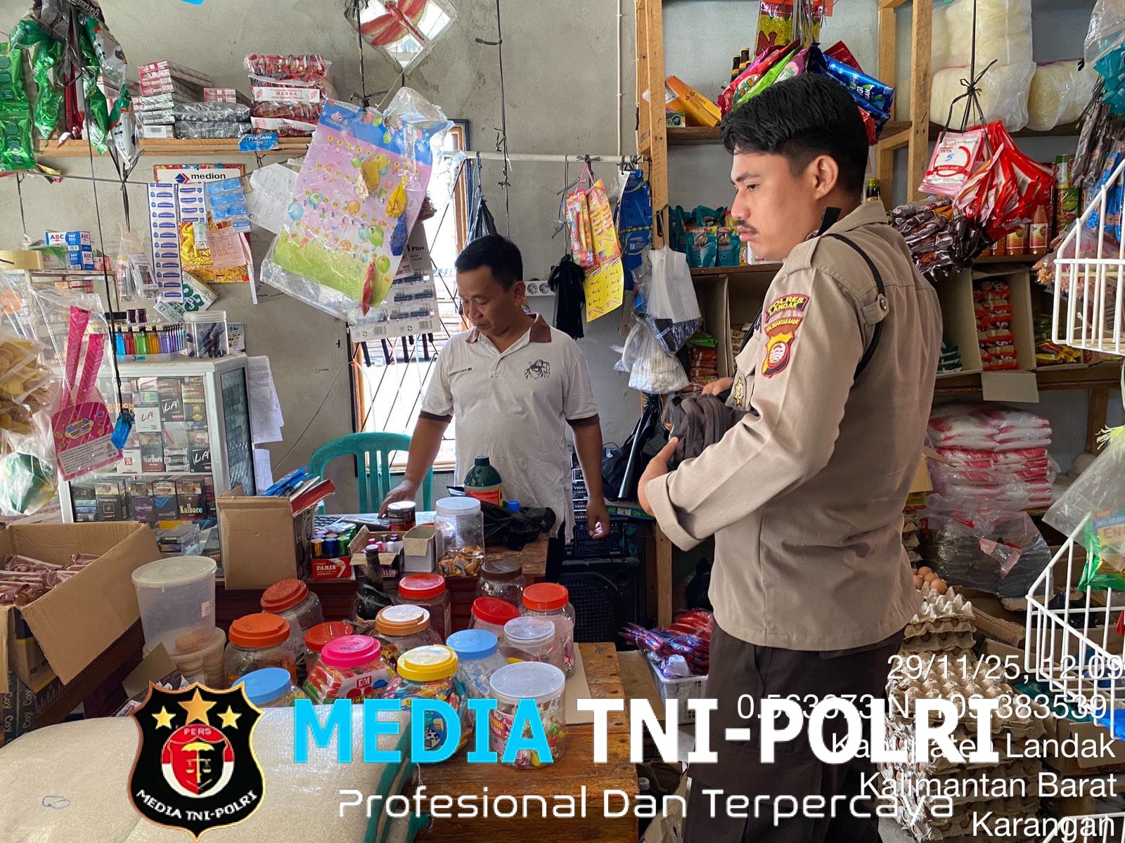 Brigadir Yogi dan Briptu Paulinus Pilu Gelar Kegiatan Harkamtibmas di Kecamatan Mempawah Hulu