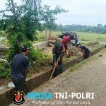 Babinsa Laksanakan Komsos Dan Gotong Royong Bersama Dengan Warga Di Wilayah Desa Binaan
