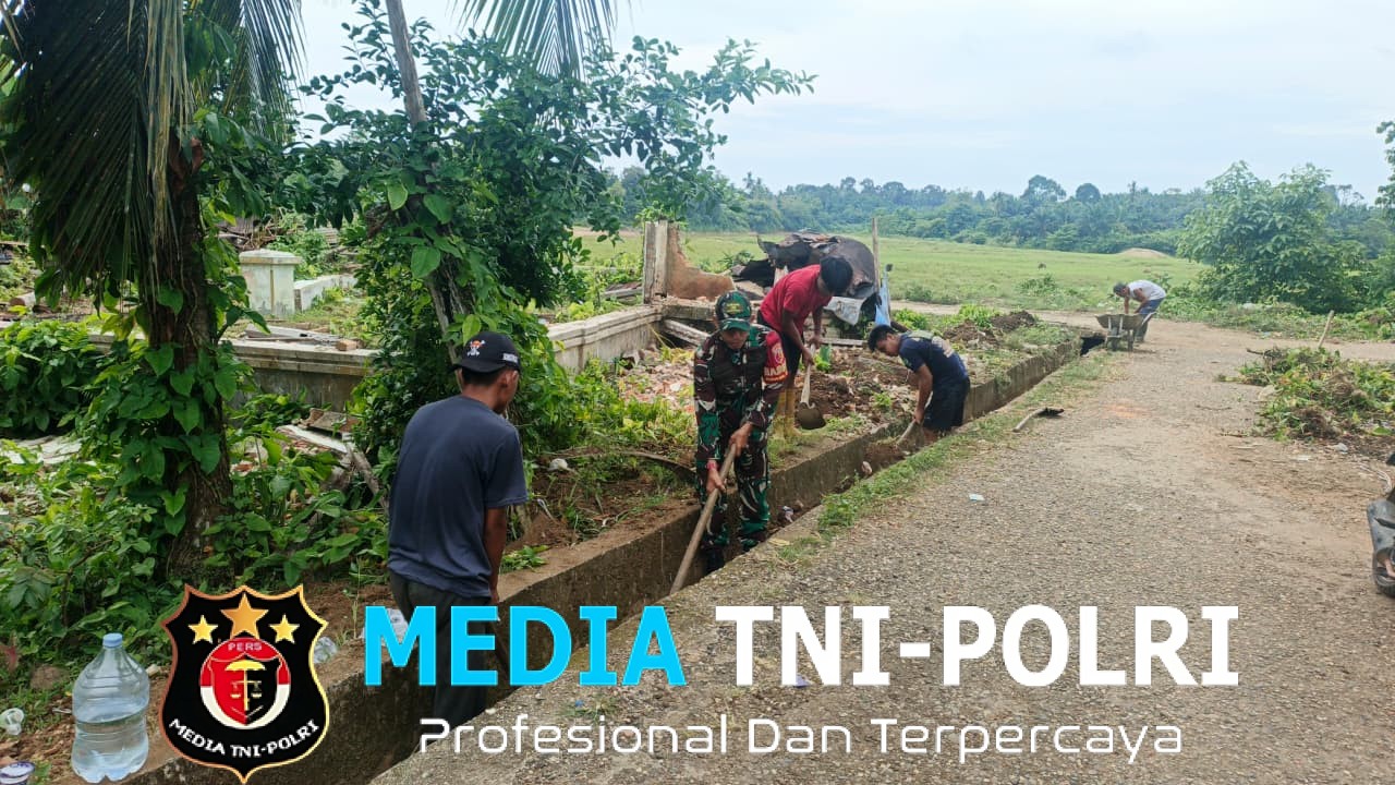 Babinsa Laksanakan Komsos Dan Gotong Royong Bersama Dengan Warga Di Wilayah Desa Binaan