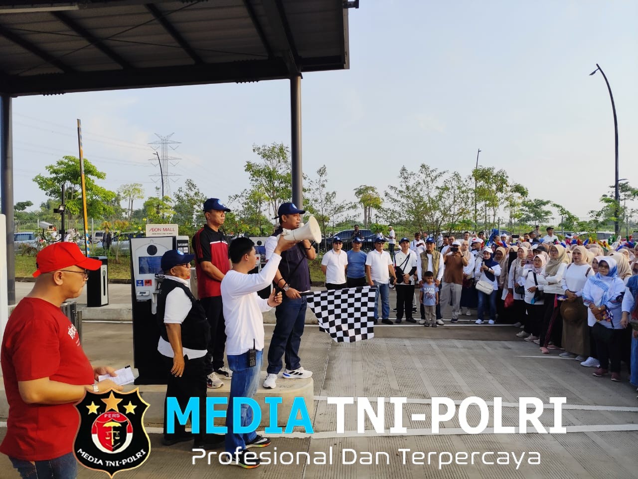 Polsek Cikarang Pusat Amankan dan Layani Gerak Jalan Santai Hari Guru Nasional di Aeon Mall Deltamas