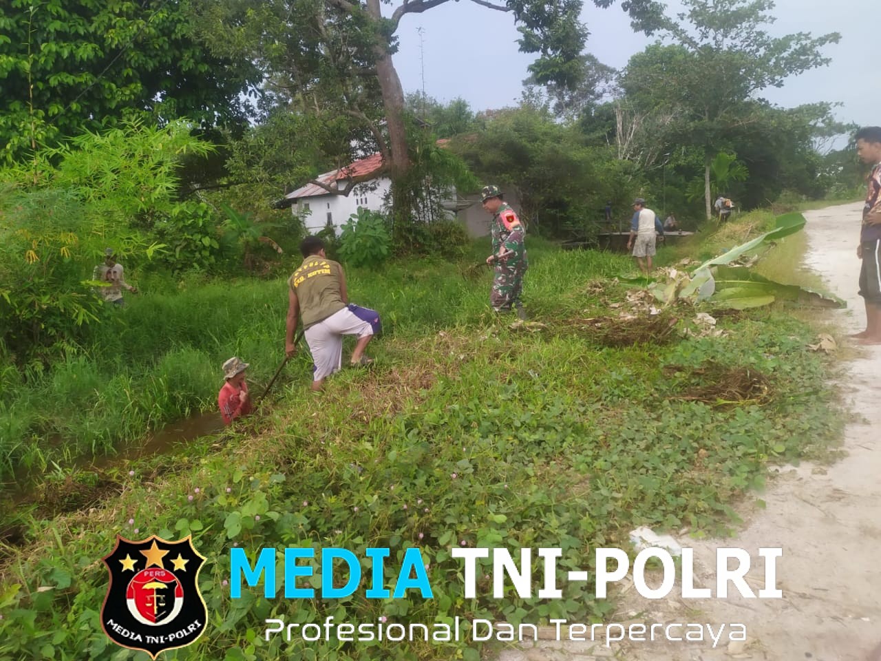 Babinsa Koramil 1015-03/Mentawa Baru ketapang Bersama Warga Laksanakan Kerja Bakti