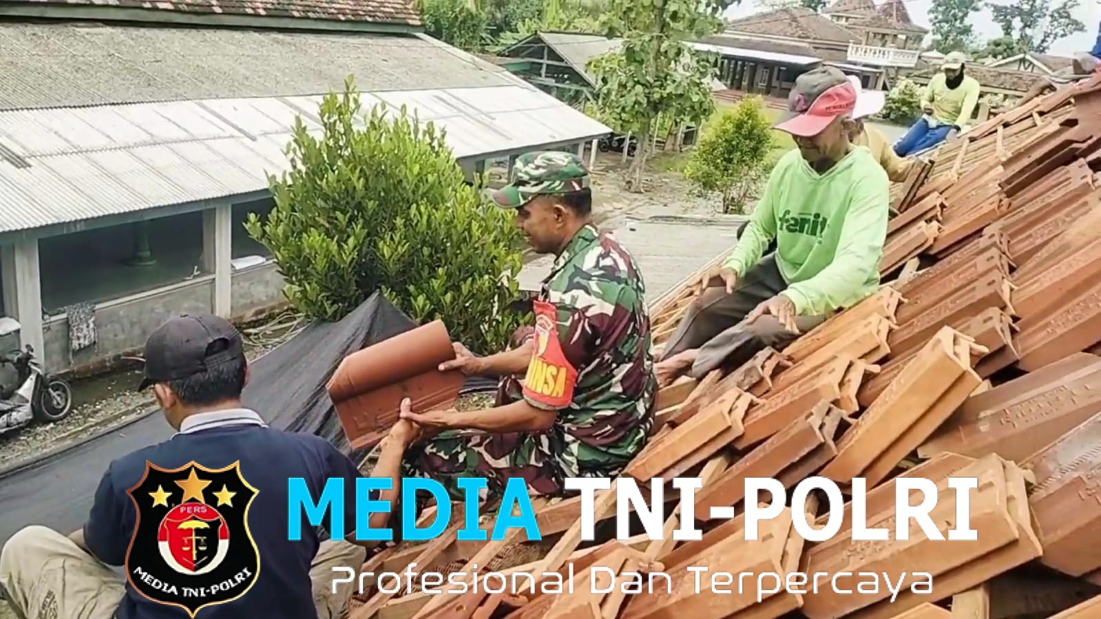 Wujud Kepedulian Terhadap Masyarakat, Babinsa Maron Bantu Pasang Atap Rumah Warga