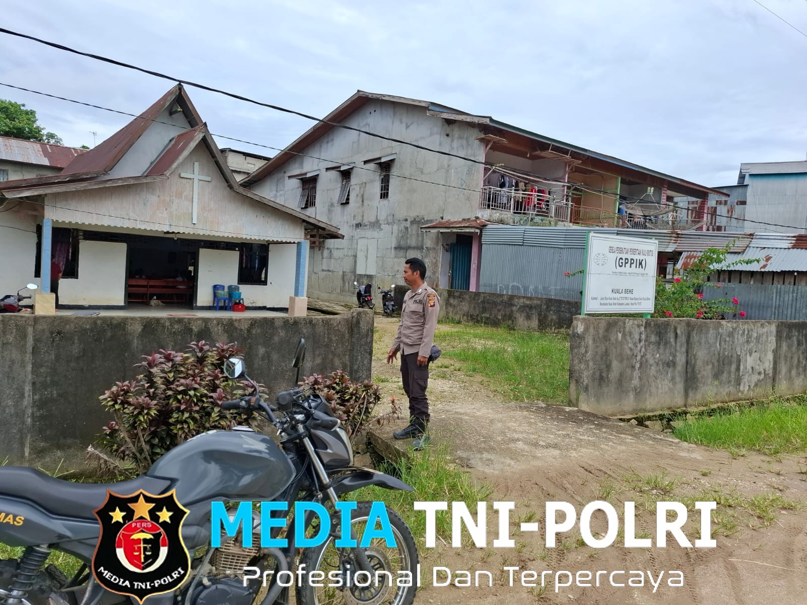 Ibadah Minggu Berlangsung Aman, Bhabinkamtibmas Lakukan Pengamanan Gereja di Kuala Behe