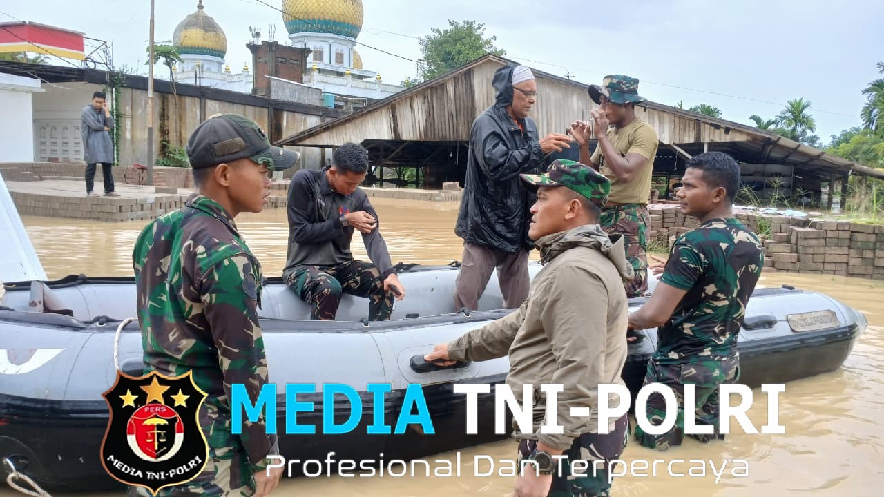 Komandan Kodim 0103/Aut Turun Langsung Evakuasi Warga di Tengah Banjir Tanpa Kenal Lelah