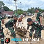 Satgas Gulbencal Bantu Evakuasi Warga Korban Banjir di Desa Huta Godang, Kab Tapsel