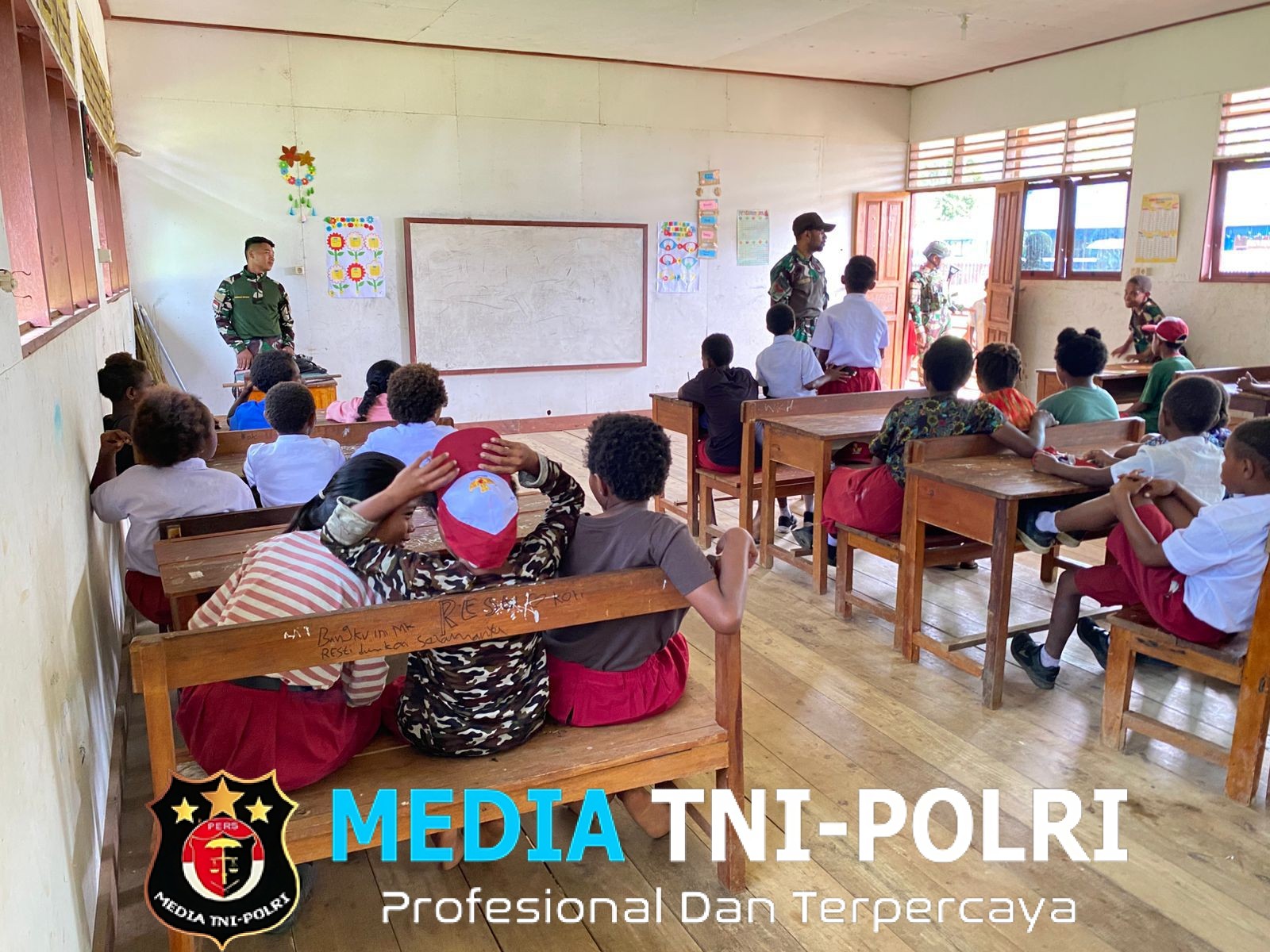 Pos Iwur Satgas Yonif 751/VJS Gelar Komsos di SD Inpres Iwur Tanamkan Cinta Tanah Air Lewat Lagu Nasional & PBB