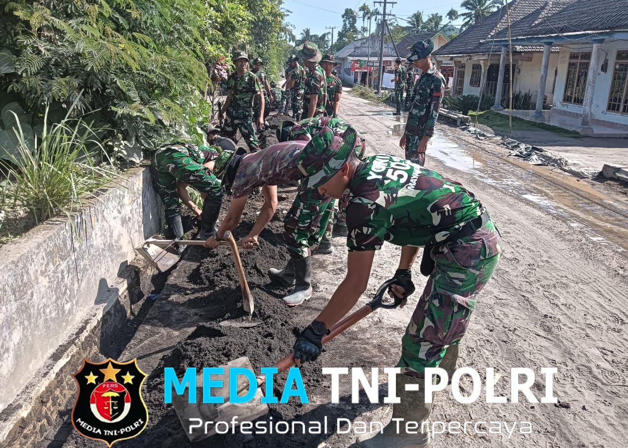 TNI & Relawan terus Pulihkan akses Desa Supiturang Pasca Erupsi Semeru