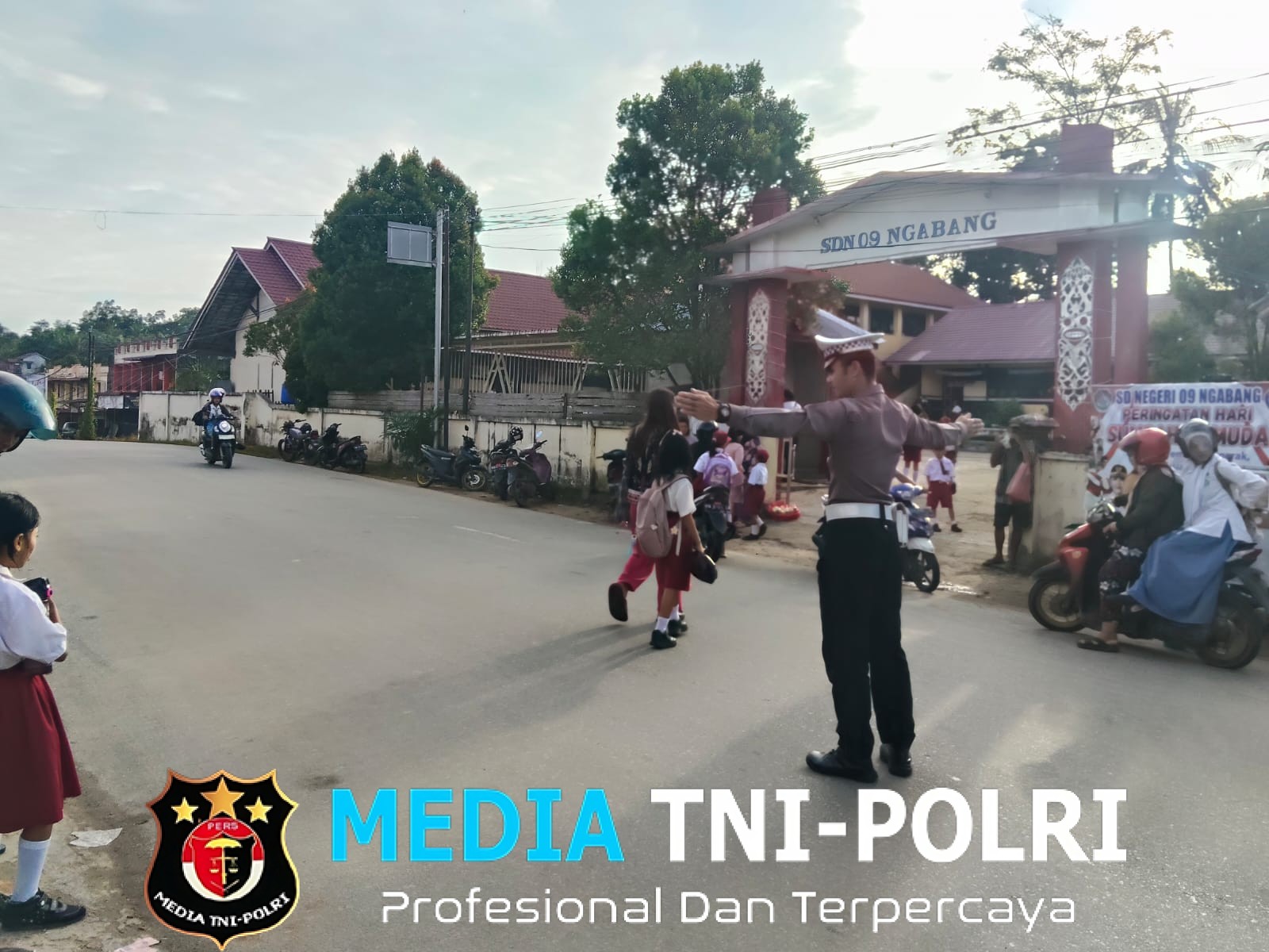 Polsek Ngabang Terus Tingkatkan Keamanan Para Pelajar Saat Masuk Sekolah Khususnya Dipersimpangan Dengan Mengatur Arus Lalulintas