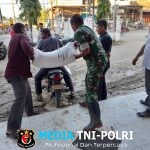 Anggota Kodim 0103/Aceh Utara Terus Salurkan 174 Ton Beras ke Berbagai Titik Pengungsian