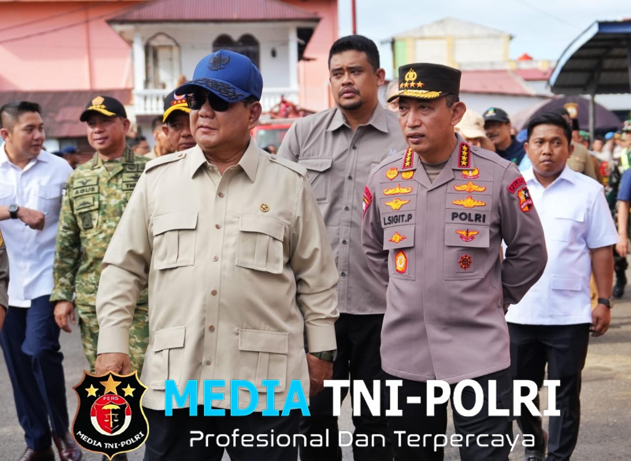 Kapolri Dampingi Presiden Cek Lokasi Pengungsian Korban Banjir di Tapanuli Tengah