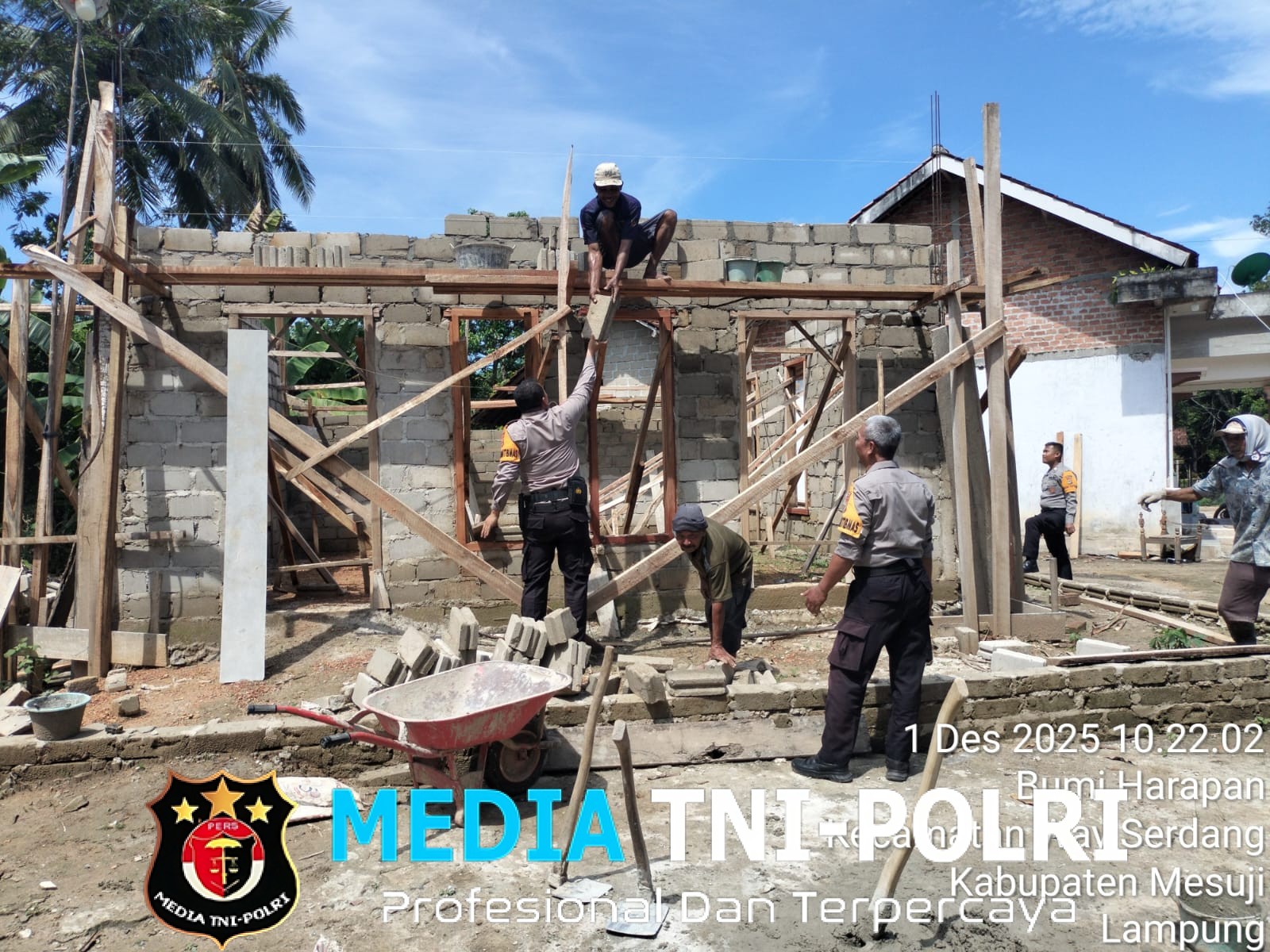 Wujudkan Sinergitas Kehadiran Polri Ditengah Masyarakat, Bhabinkamtibmas Polsek Way Serdang Gotong Royong Bangun Mushola di Mesuji