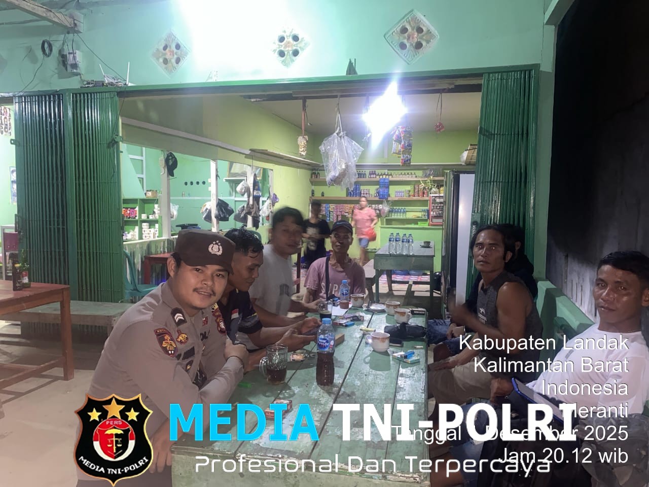 Personil Unit Samapta Polsek Meranti, Sambangi Warga Jalin Silaturahmi Pada Saat Patroli Malam Hari