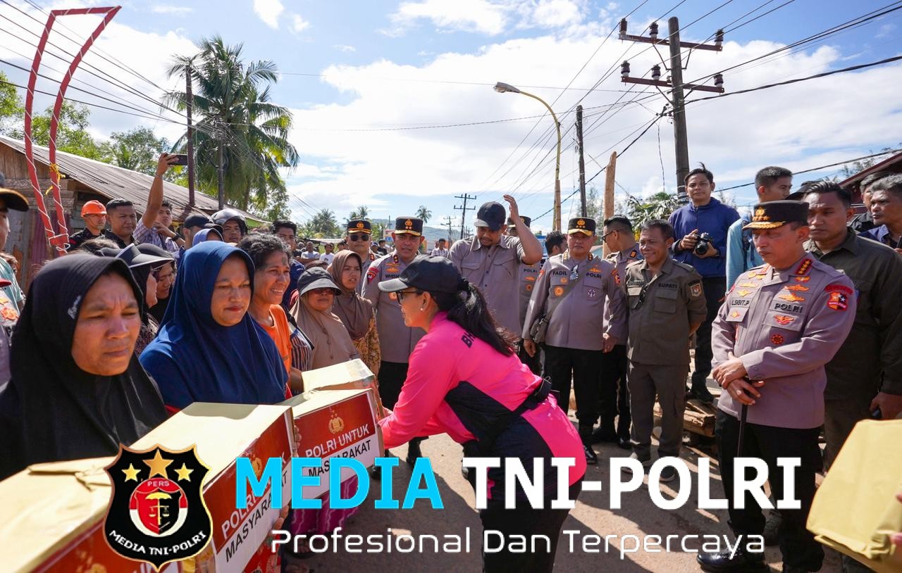 Ketum Bhayangkari Beri Bantuan hingga Hibur Anak-anak Korban Bencana di Tapanuli Tengah