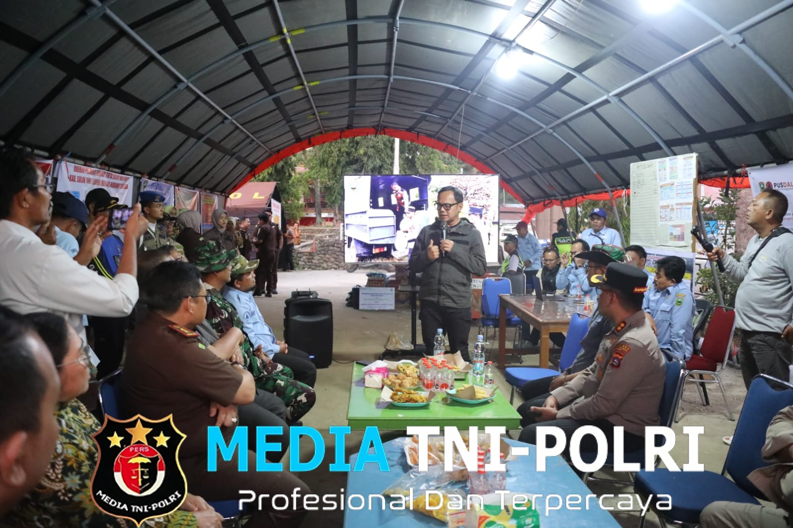 Wamendagri Bima Arya Tinjau Penanganan Banjir di Solok, Tekankan Distribusi Logistik dan Percepatan Pemulihan