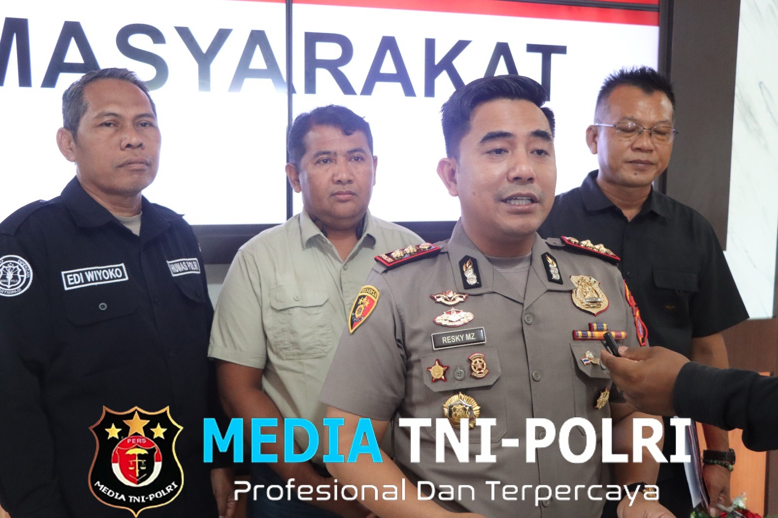 Konferensi Pers Terkait Amankan Tiga Unit Truck Bermuatan Kayu